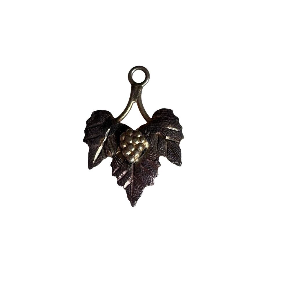 South Dakota 10k Black Hills Gold 4 Grape Leaf Pendant 1/2” .3g